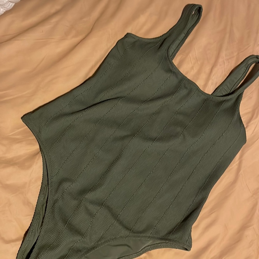 Aerie Olive green crinkle bathing suit XL never worn NWT